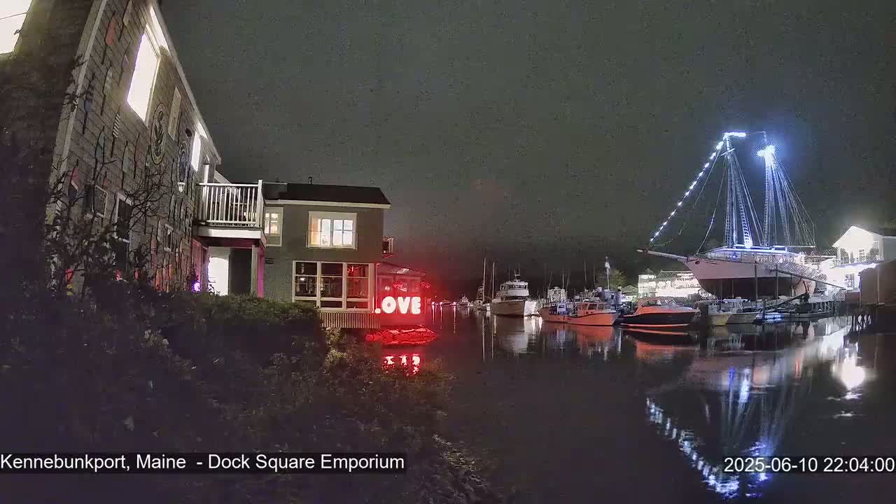 Kennebunkport Live Cam - Dock Square Emporium, Maine, USA