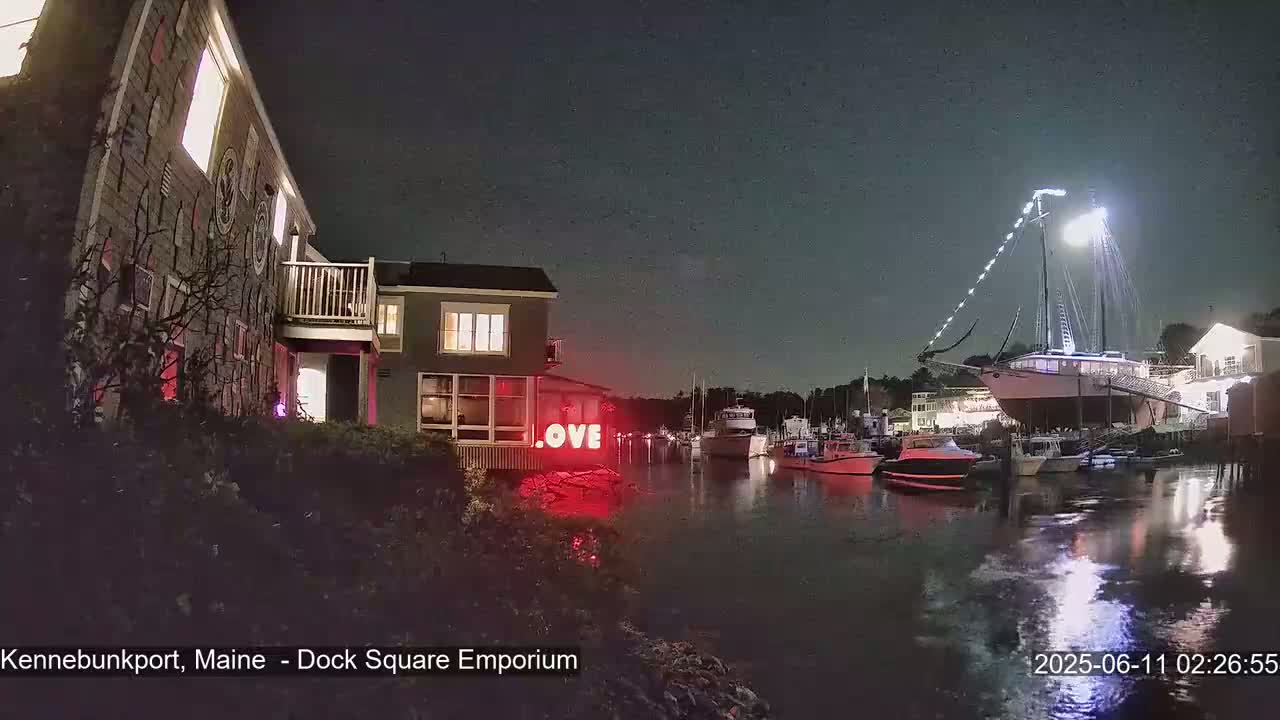 Kennebunkport Live Cam - Dock Square Emporium, Maine, USA