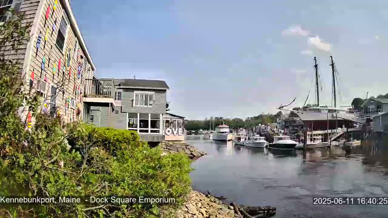 Kennebunkport Live Cam - Dock Square Emporium, Maine, USA