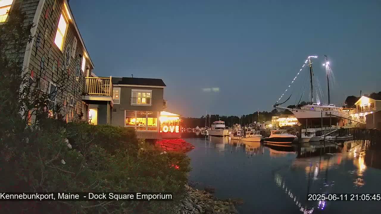 Kennebunkport Live Cam - Dock Square Emporium, Maine, USA
