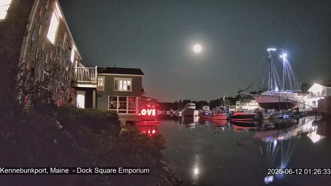 Kennebunkport Live Cam - Dock Square Emporium, Maine, USA
