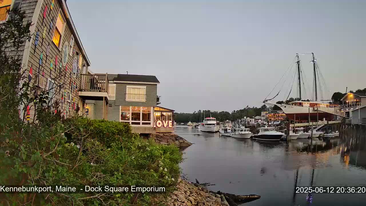 Kennebunkport Live Cam - Dock Square Emporium, Maine, USA