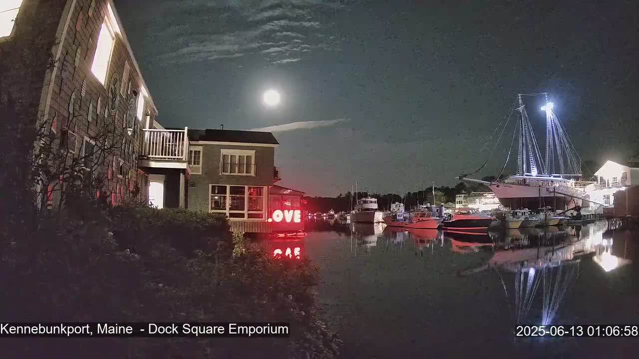 Kennebunkport Live Cam - Dock Square Emporium, Maine, USA