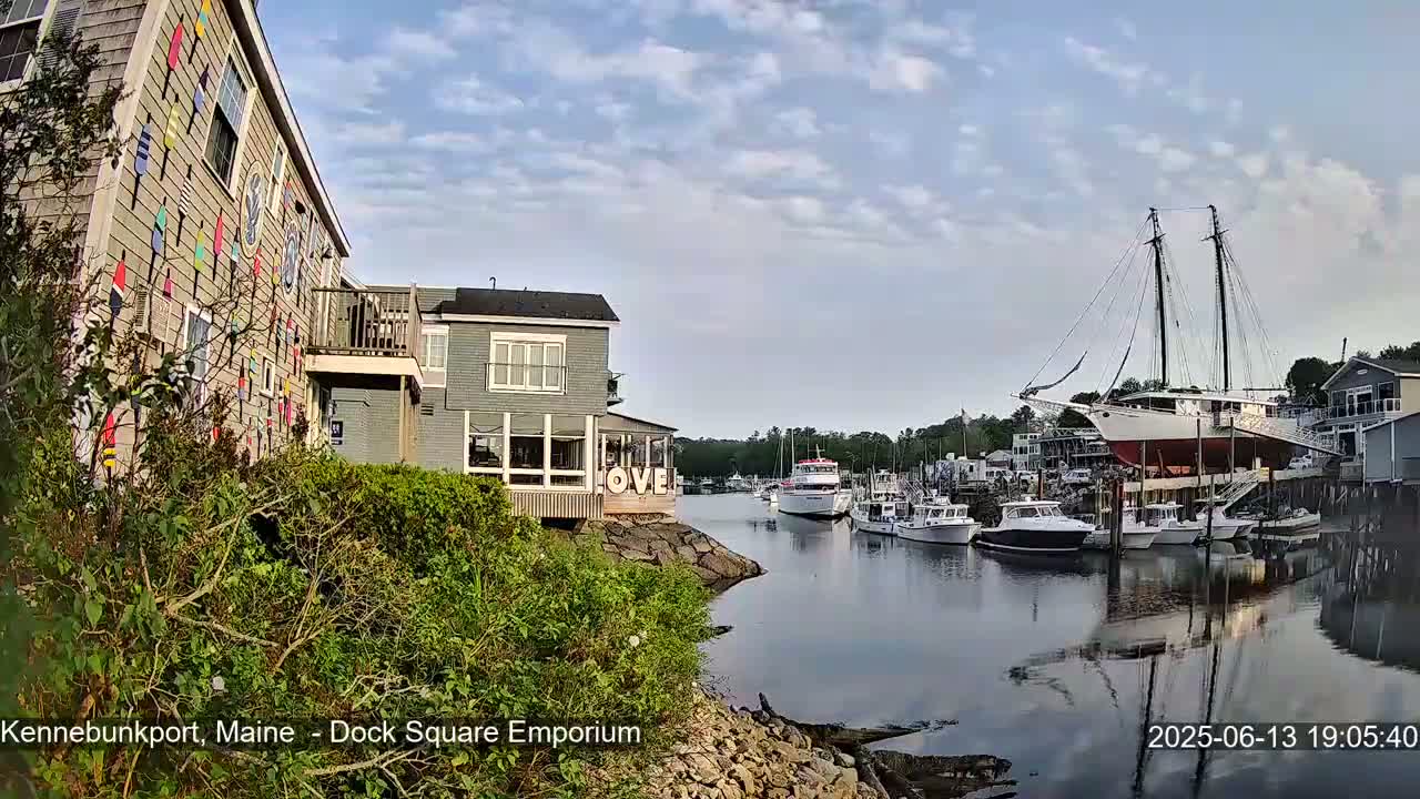 Kennebunkport Live Cam - Dock Square Emporium, Maine, USA