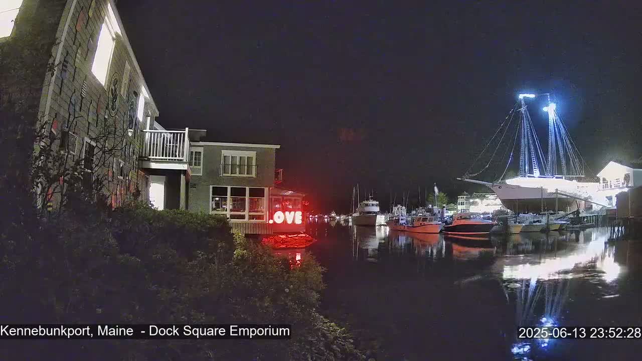Kennebunkport Live Cam - Dock Square Emporium, Maine, USA