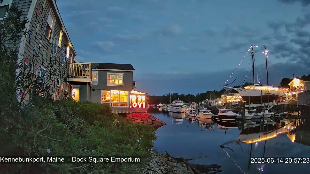 Kennebunkport Live Cam - Dock Square Emporium, Maine, USA