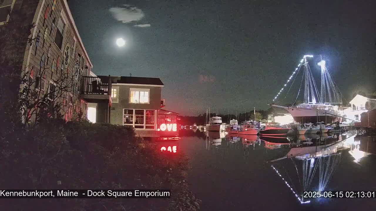 Kennebunkport Live Cam - Dock Square Emporium, Maine, USA