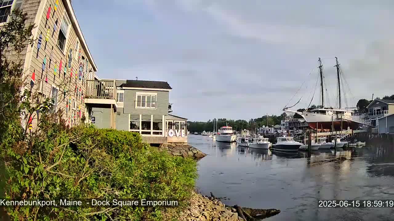Kennebunkport Live Cam - Dock Square Emporium, Maine, USA