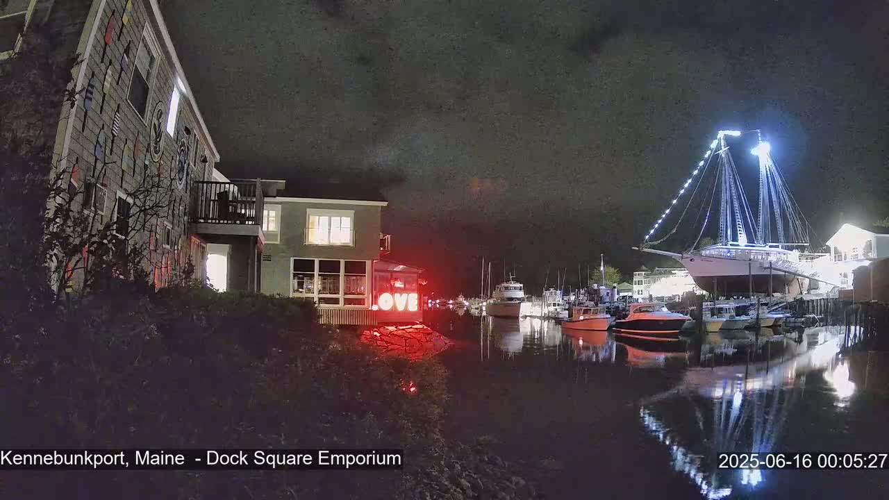 Kennebunkport Live Cam - Dock Square Emporium, Maine, USA