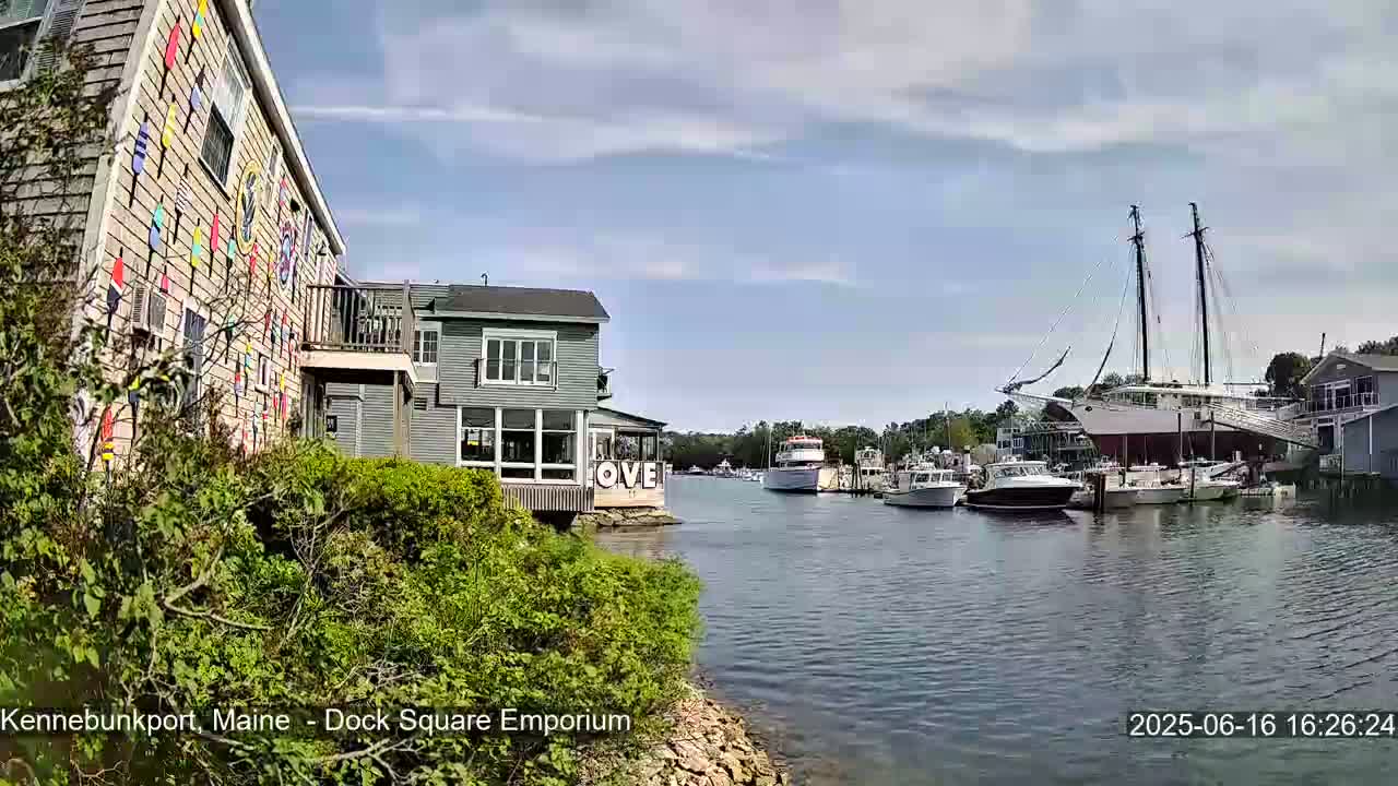 Kennebunkport Live Cam - Dock Square Emporium, Maine, USA