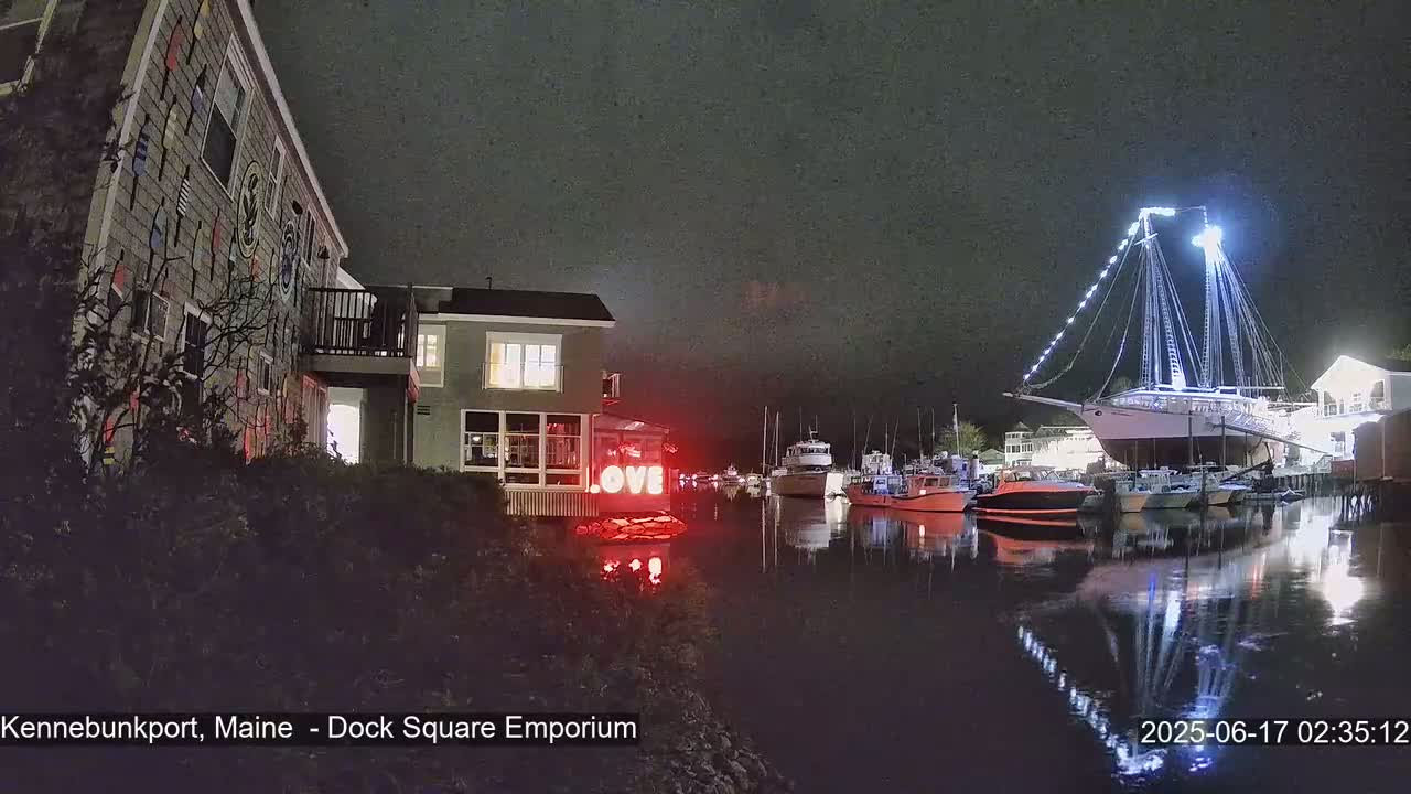 Kennebunkport Live Cam - Dock Square Emporium, Maine, USA