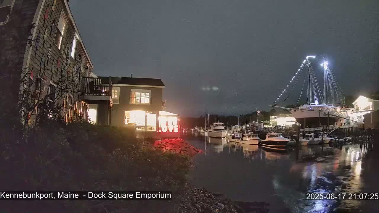 Kennebunkport Live Cam - Dock Square Emporium, Maine, USA