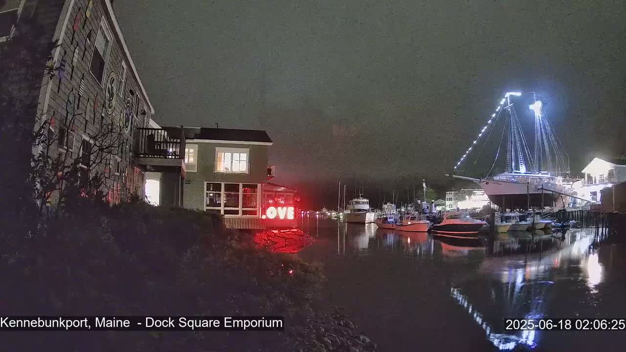 Kennebunkport Live Cam - Dock Square Emporium, Maine, USA