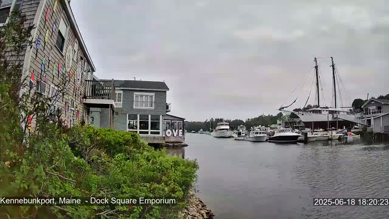 Kennebunkport Live Cam - Dock Square Emporium, Maine, USA