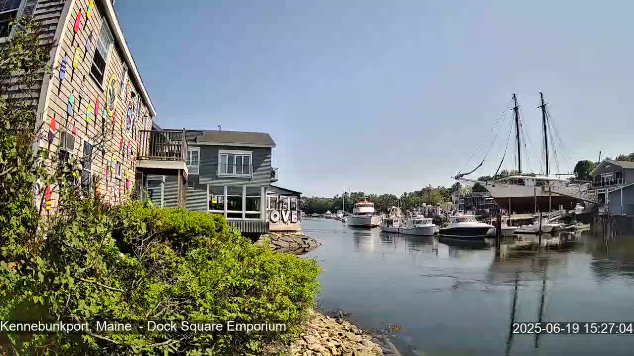 Kennebunkport Live Cam - Dock Square Emporium, Maine, USA