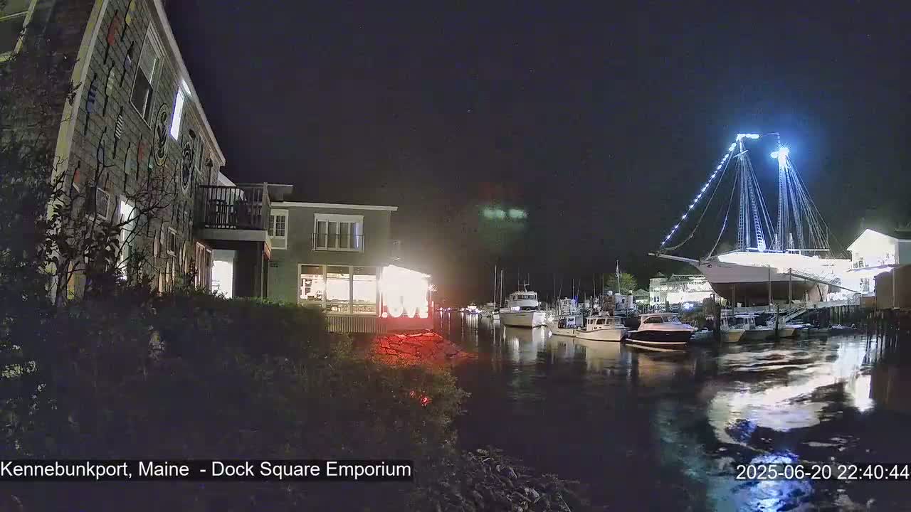 Kennebunkport Live Cam - Dock Square Emporium, Maine, USA