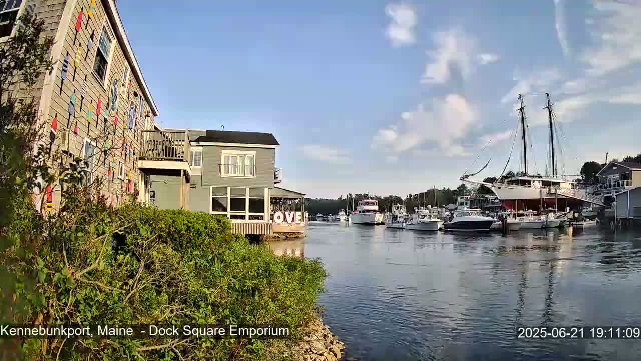Kennebunkport Live Cam - Dock Square Emporium, Maine, USA