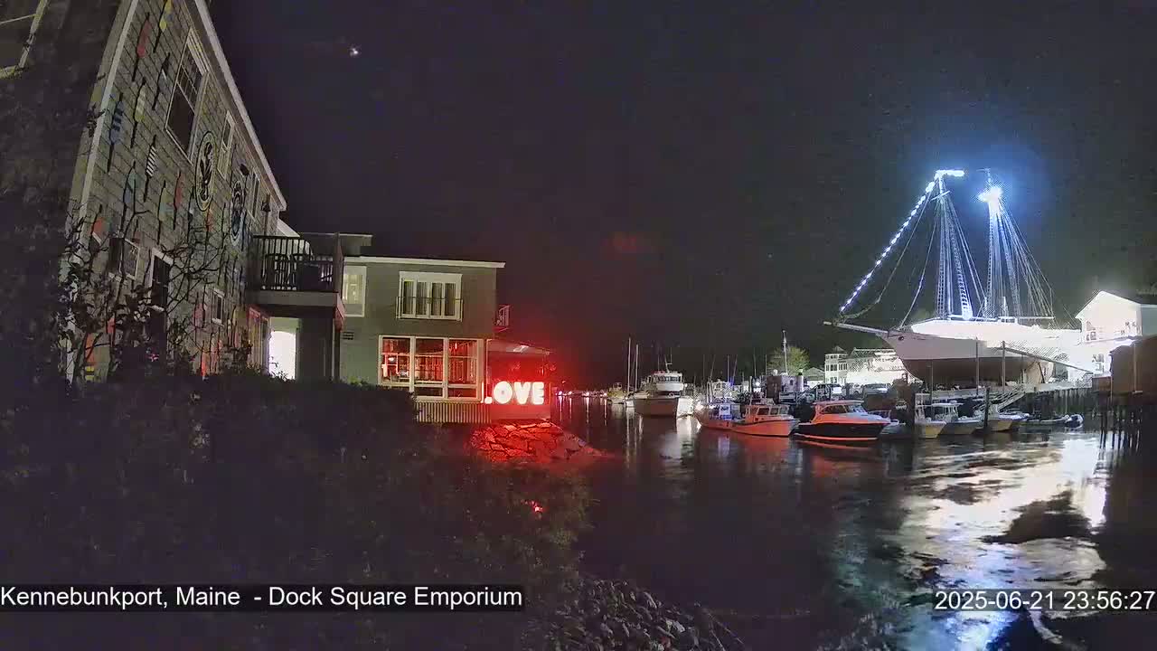 Kennebunkport Live Cam - Dock Square Emporium, Maine, USA