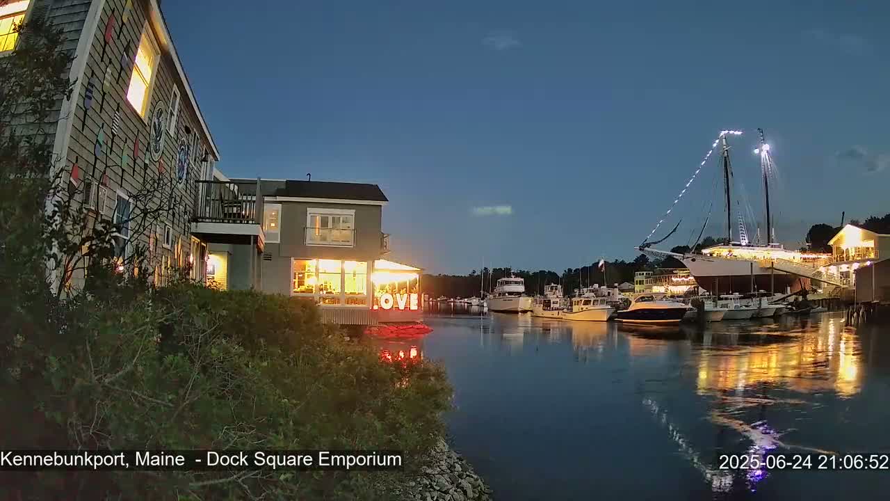 Kennebunkport Live Cam - Dock Square Emporium, Maine, USA