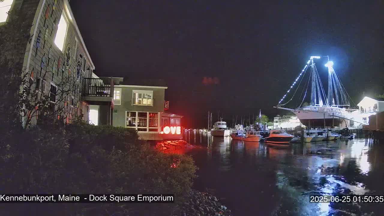 Kennebunkport Live Cam - Dock Square Emporium, Maine, USA