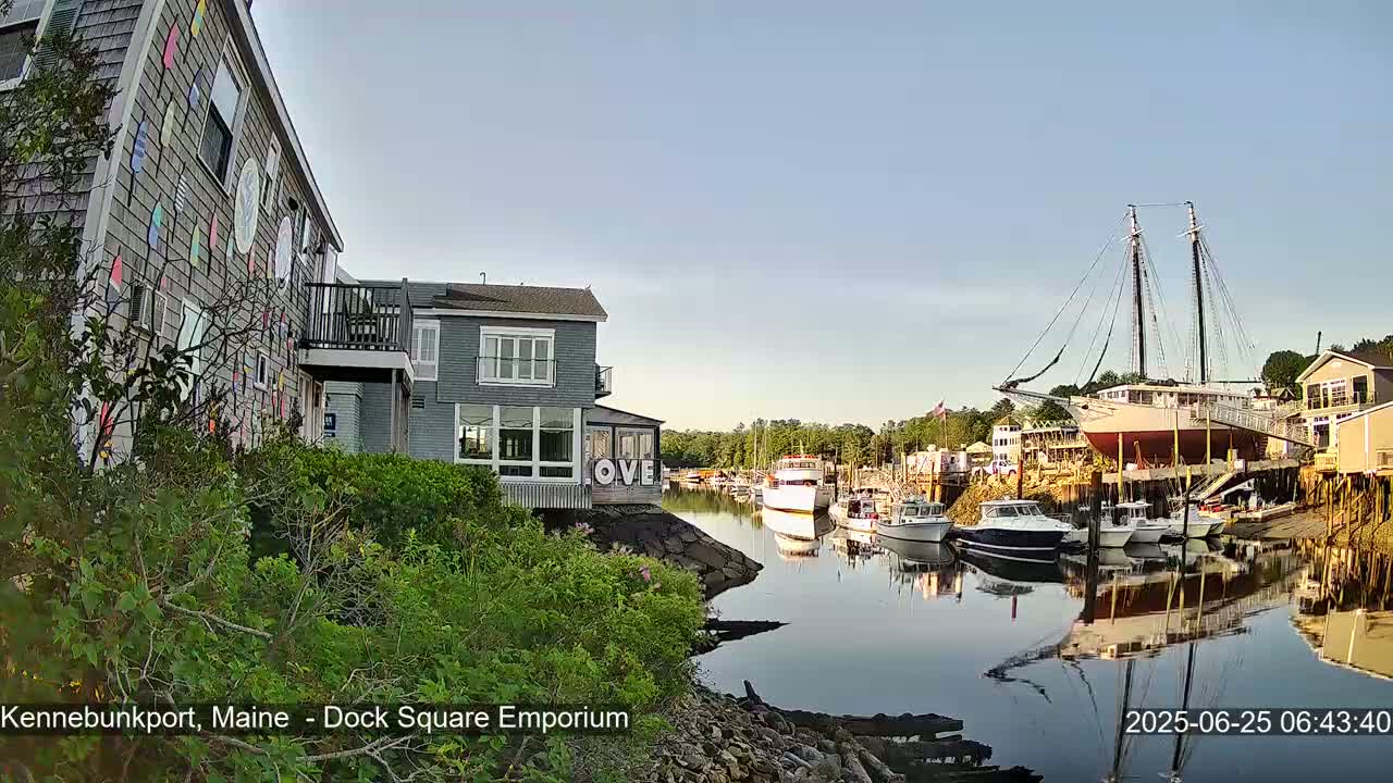 Kennebunkport Live Cam - Dock Square Emporium, Maine, USA