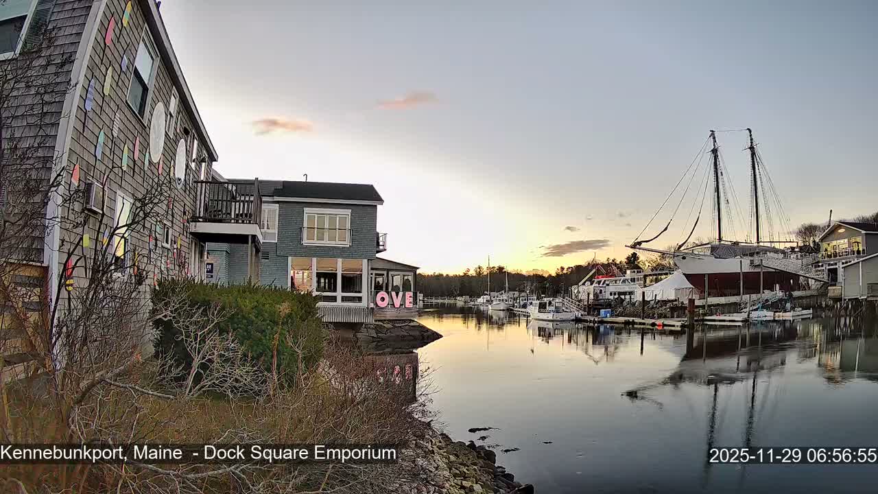 Kennebunkport Live Cam - Dock Square Emporium, Maine, USA