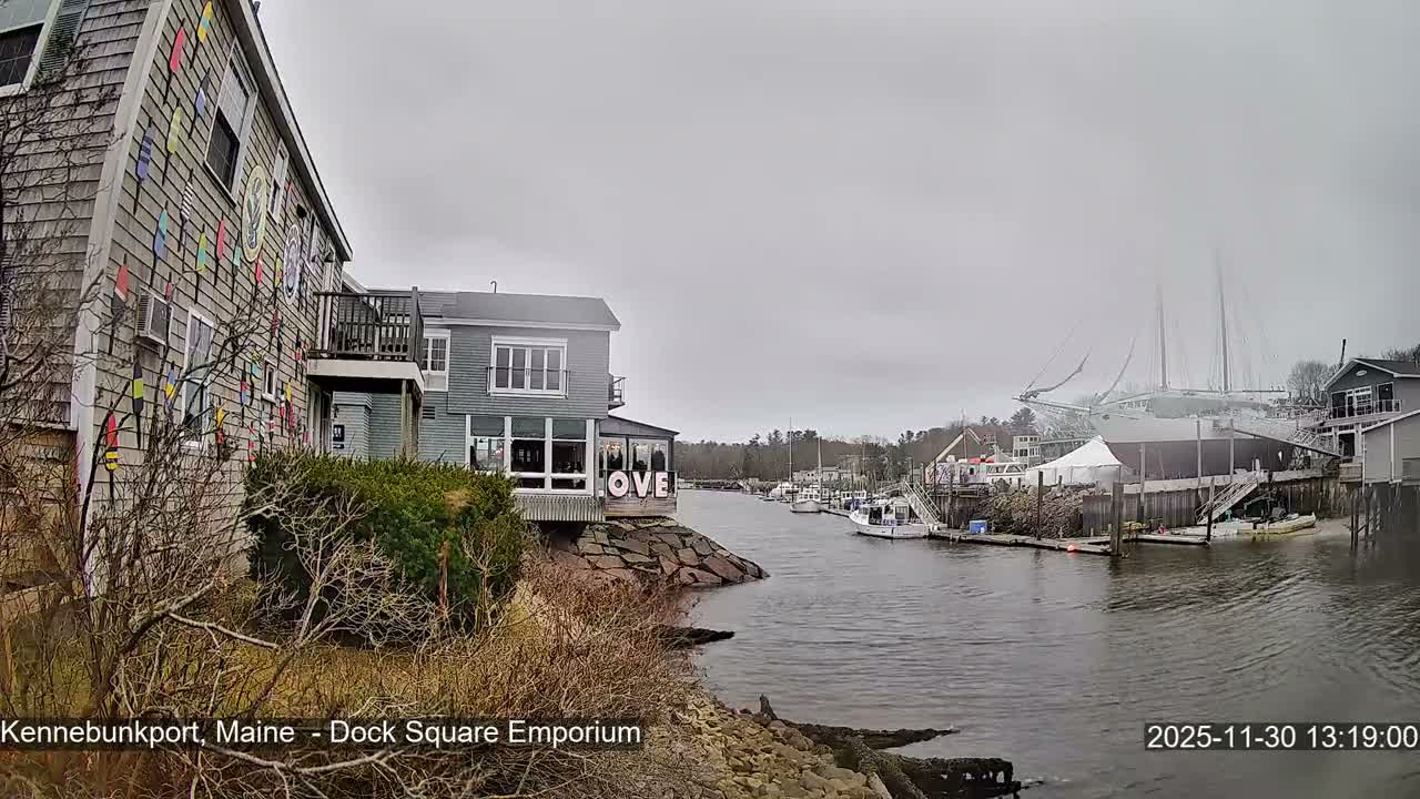 Kennebunkport Live Cam - Dock Square Emporium, Maine, USA