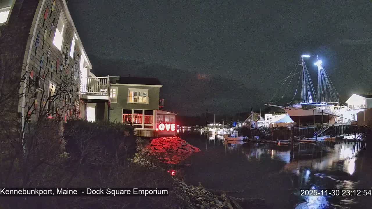 Kennebunkport Live Cam - Dock Square Emporium, Maine, USA