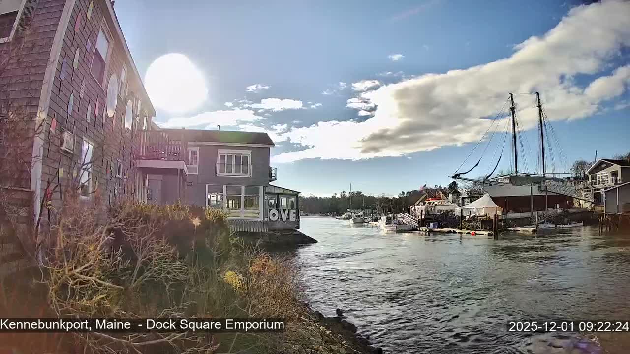 Kennebunkport Live Cam - Dock Square Emporium, Maine, USA