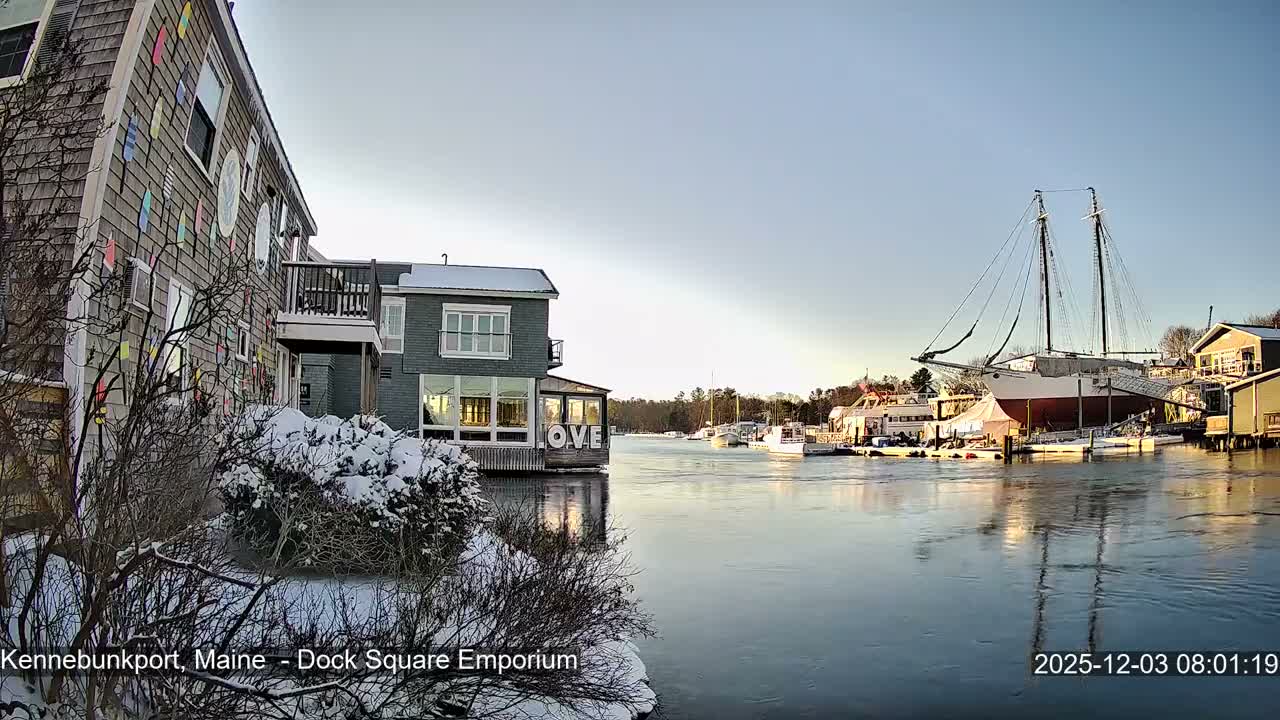 Kennebunkport Live Cam - Dock Square Emporium, Maine, USA