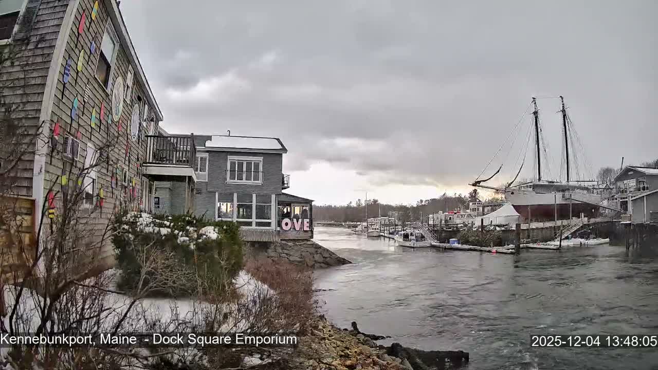 Kennebunkport Live Cam - Dock Square Emporium, Maine, USA