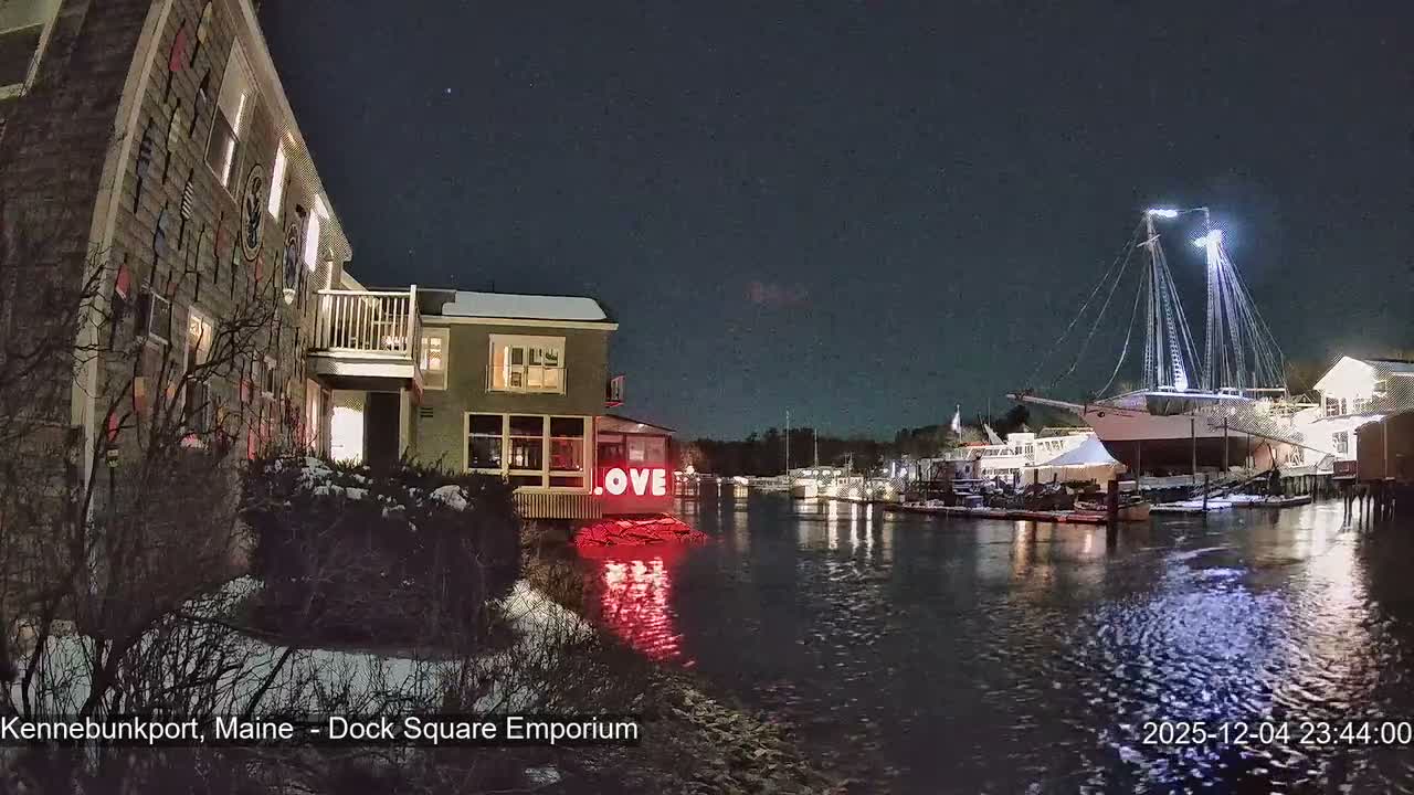 Kennebunkport Live Cam - Dock Square Emporium, Maine, USA