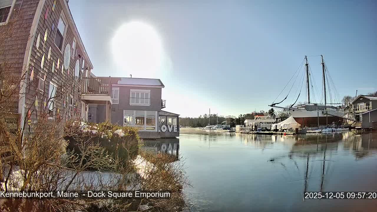 Kennebunkport Live Cam - Dock Square Emporium, Maine, USA
