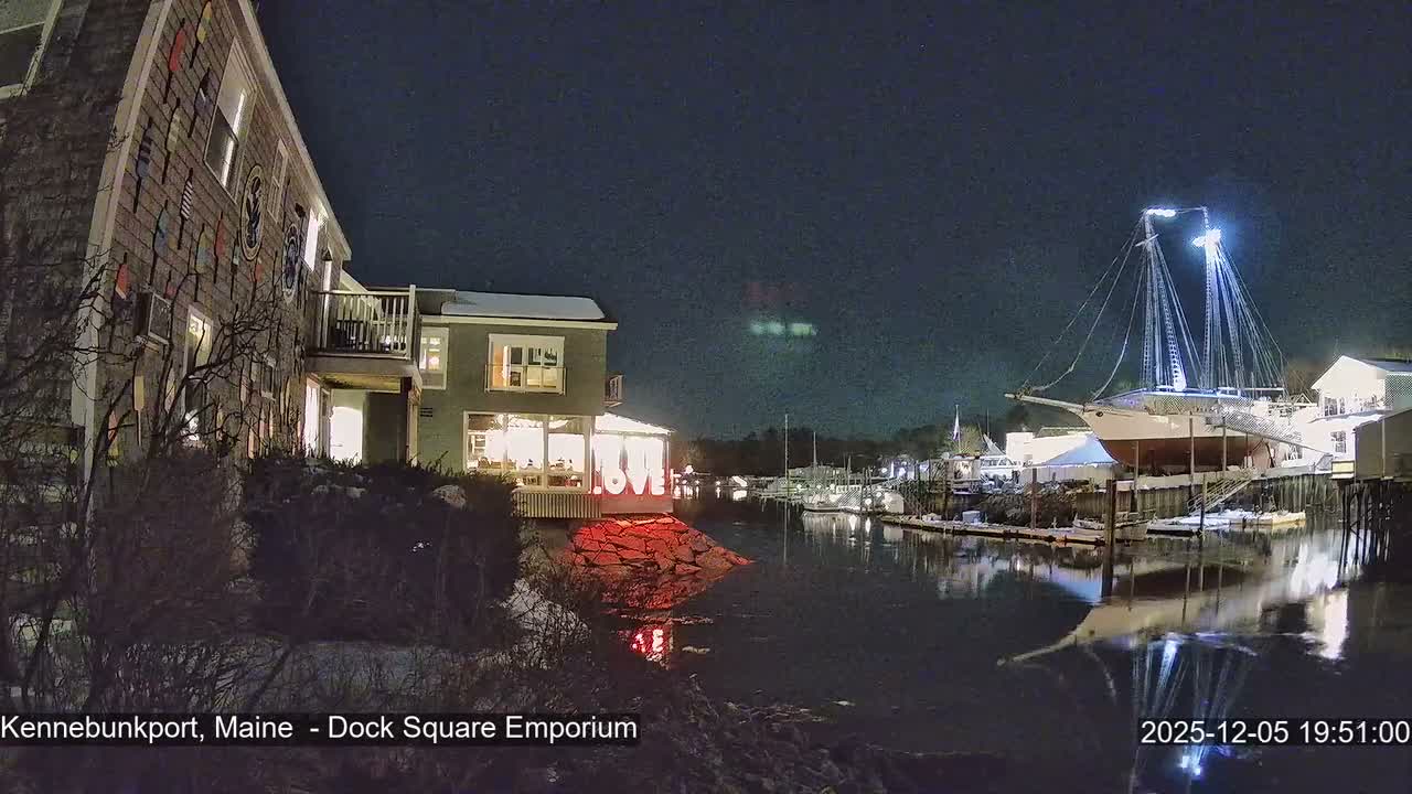 Kennebunkport Live Cam - Dock Square Emporium, Maine, USA