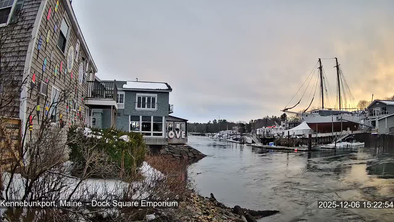 Kennebunkport Live Cam - Dock Square Emporium, Maine, USA