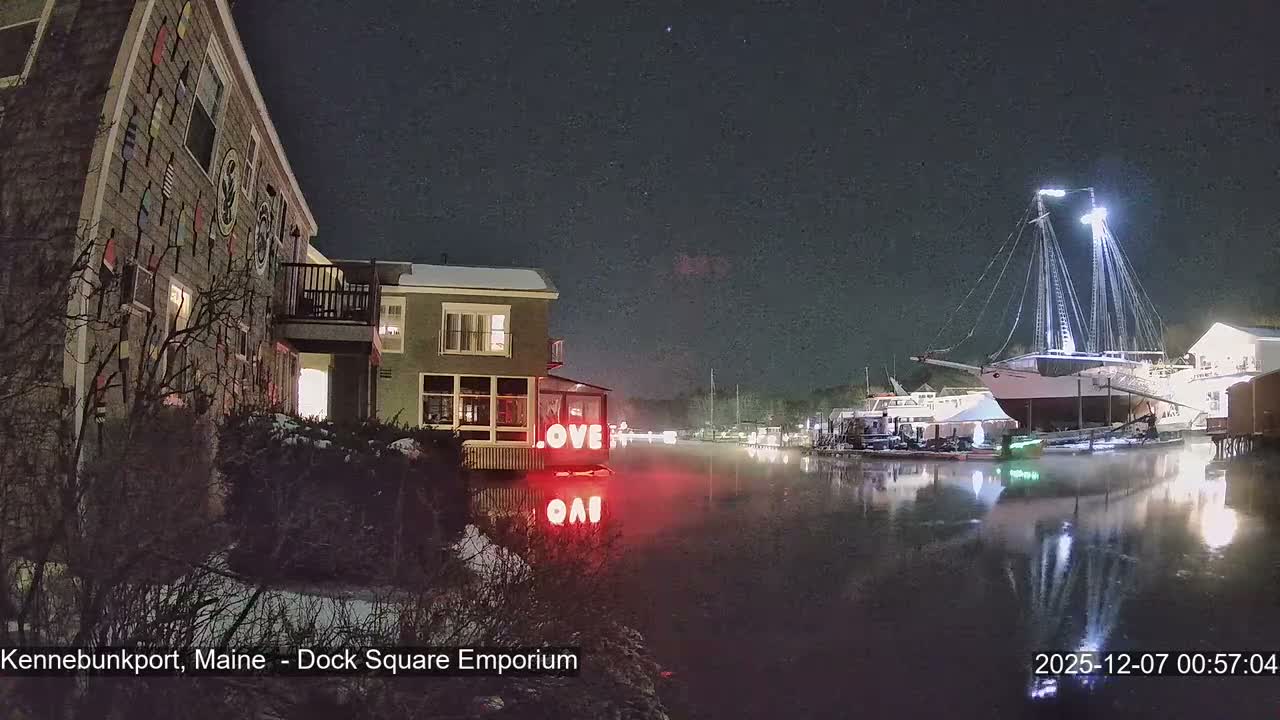 Kennebunkport Live Cam - Dock Square Emporium, Maine, USA