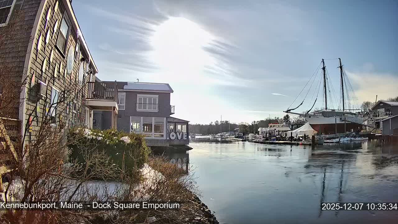 Kennebunkport Live Cam - Dock Square Emporium, Maine, USA