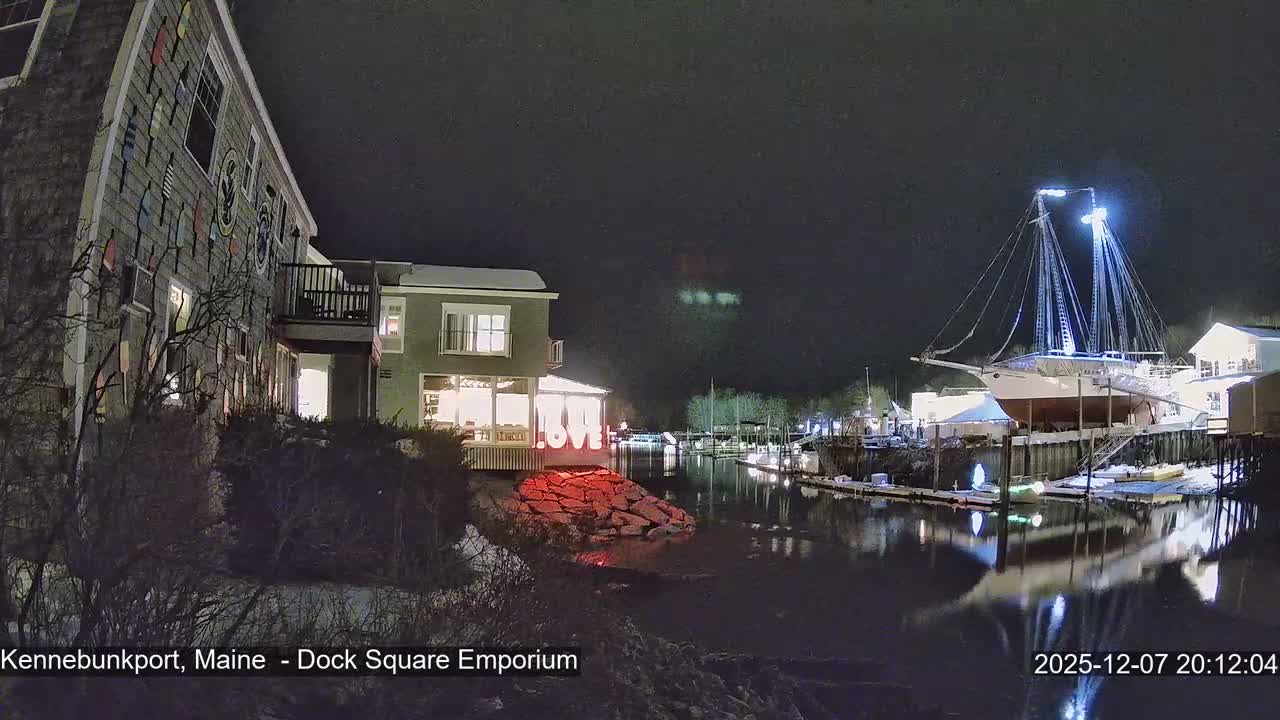 Kennebunkport Live Cam - Dock Square Emporium, Maine, USA