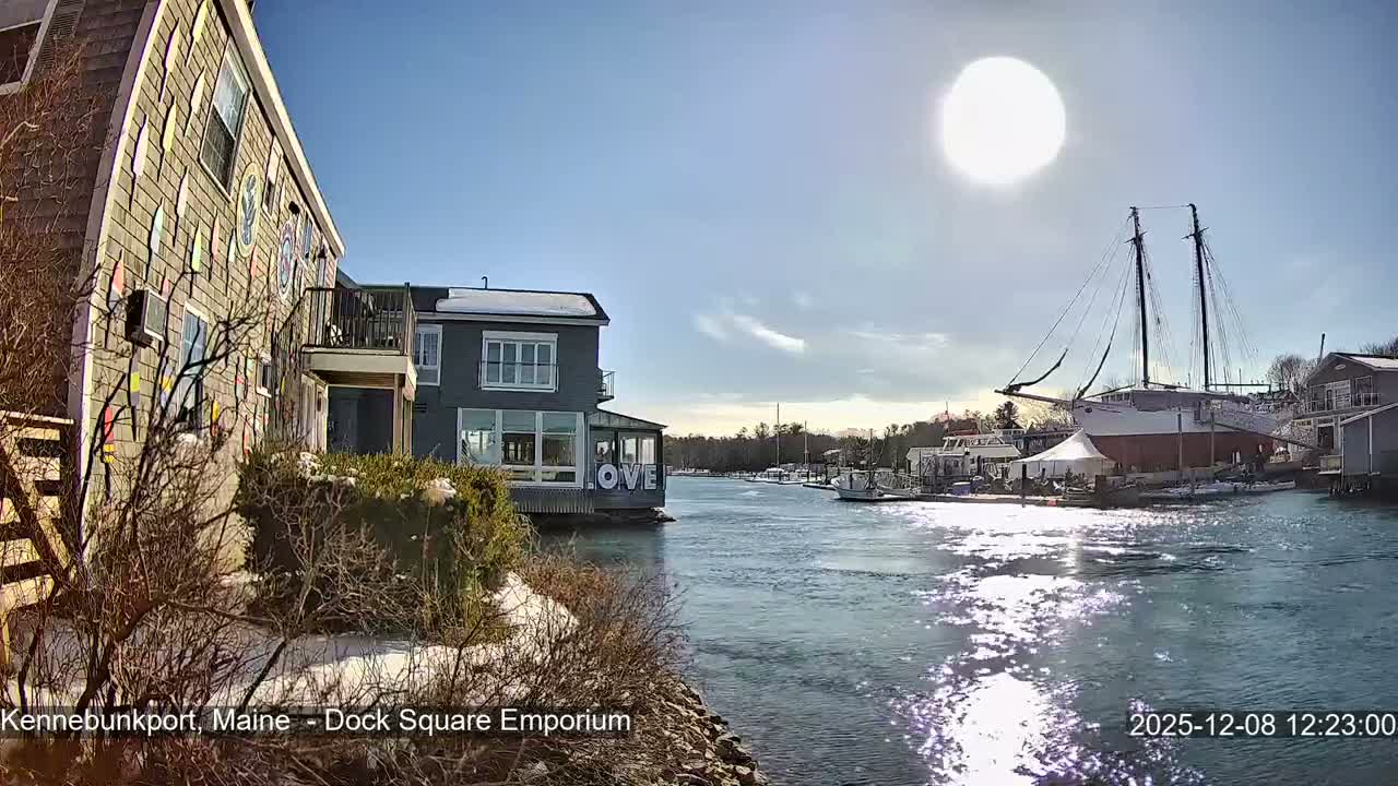 Kennebunkport Live Cam - Dock Square Emporium, Maine, USA
