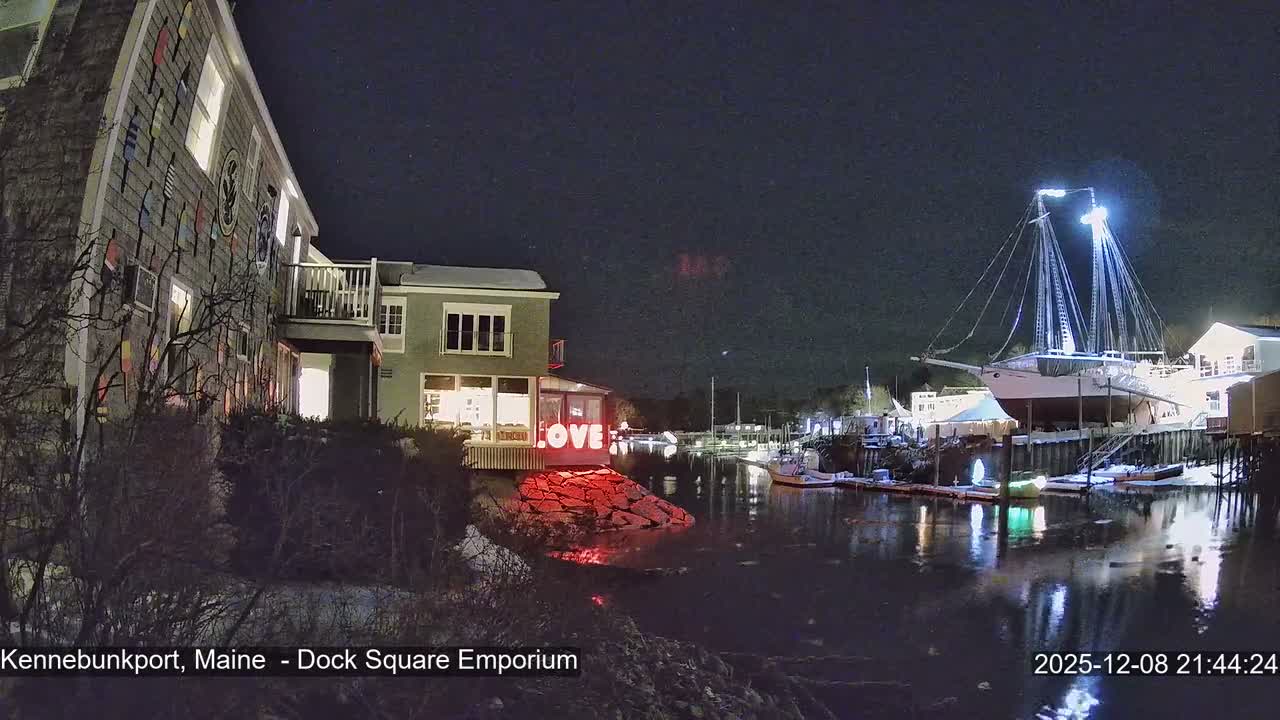 Kennebunkport Live Cam - Dock Square Emporium, Maine, USA