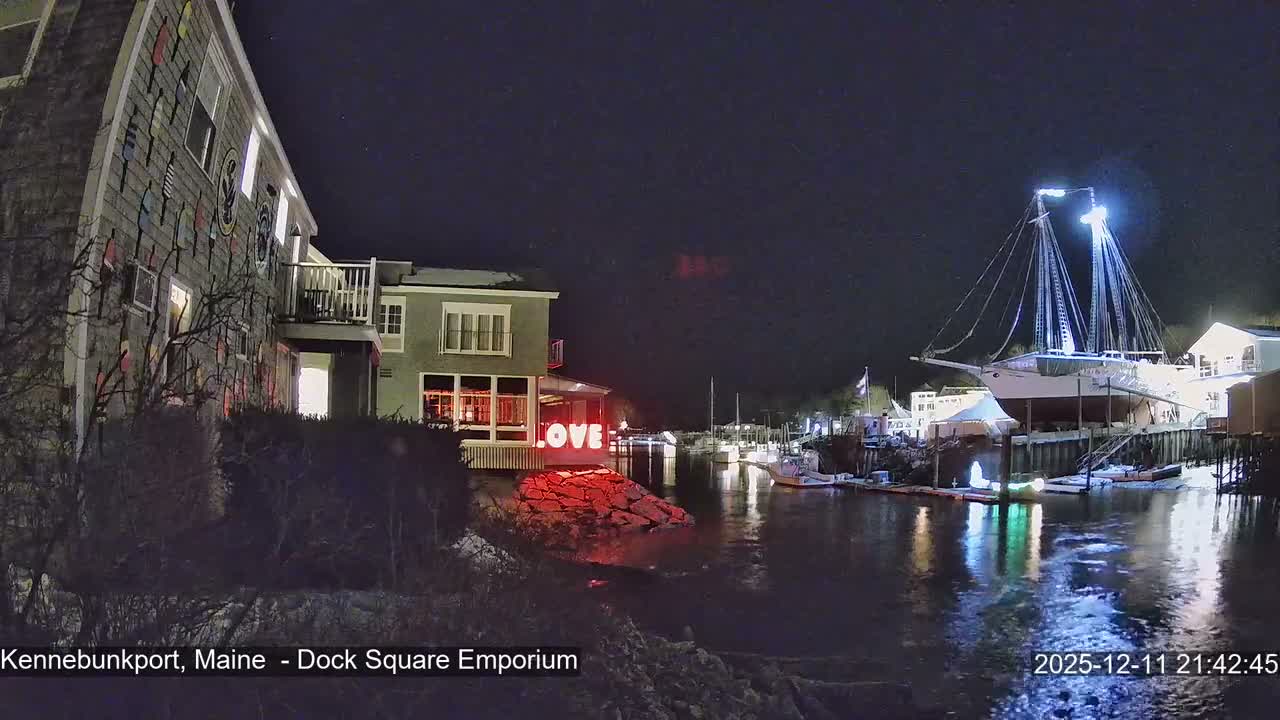 Kennebunkport Live Cam - Dock Square Emporium, Maine, USA