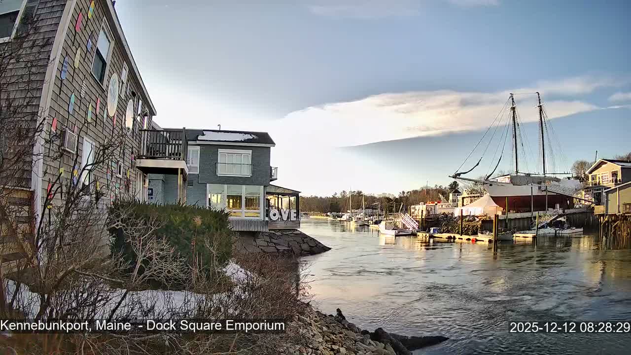 Kennebunkport Live Cam - Dock Square Emporium, Maine, USA