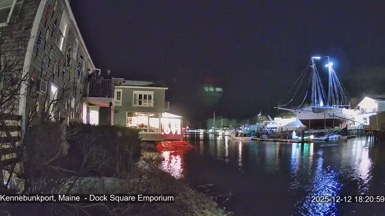 Kennebunkport Live Cam - Dock Square Emporium, Maine, USA