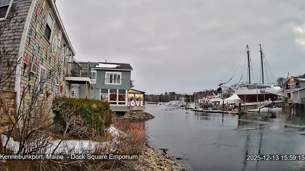 Kennebunkport Live Cam - Dock Square Emporium, Maine, USA