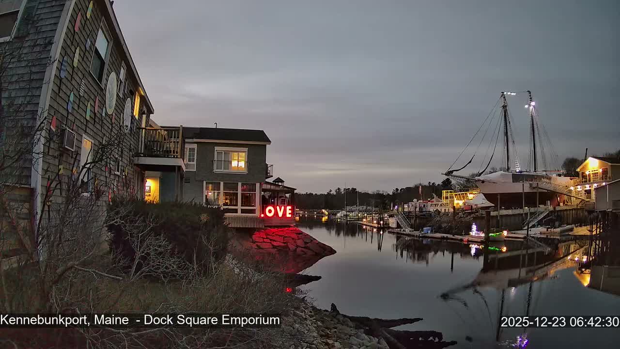 Kennebunkport Live Cam - Dock Square Emporium, Maine, USA