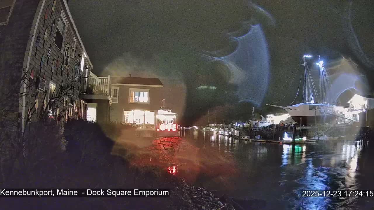 Kennebunkport Live Cam - Dock Square Emporium, Maine, USA