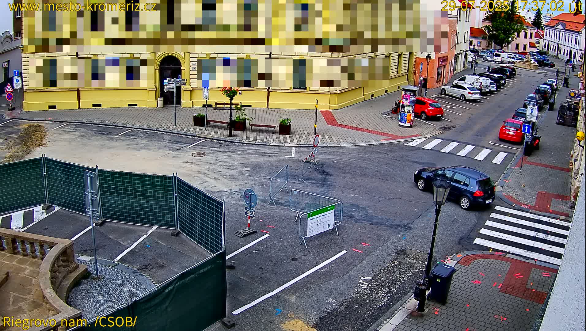 Kroměříž , Riegrovo Street CSOB Junction Live Cam - Kromeriz, Zlin, Czechia