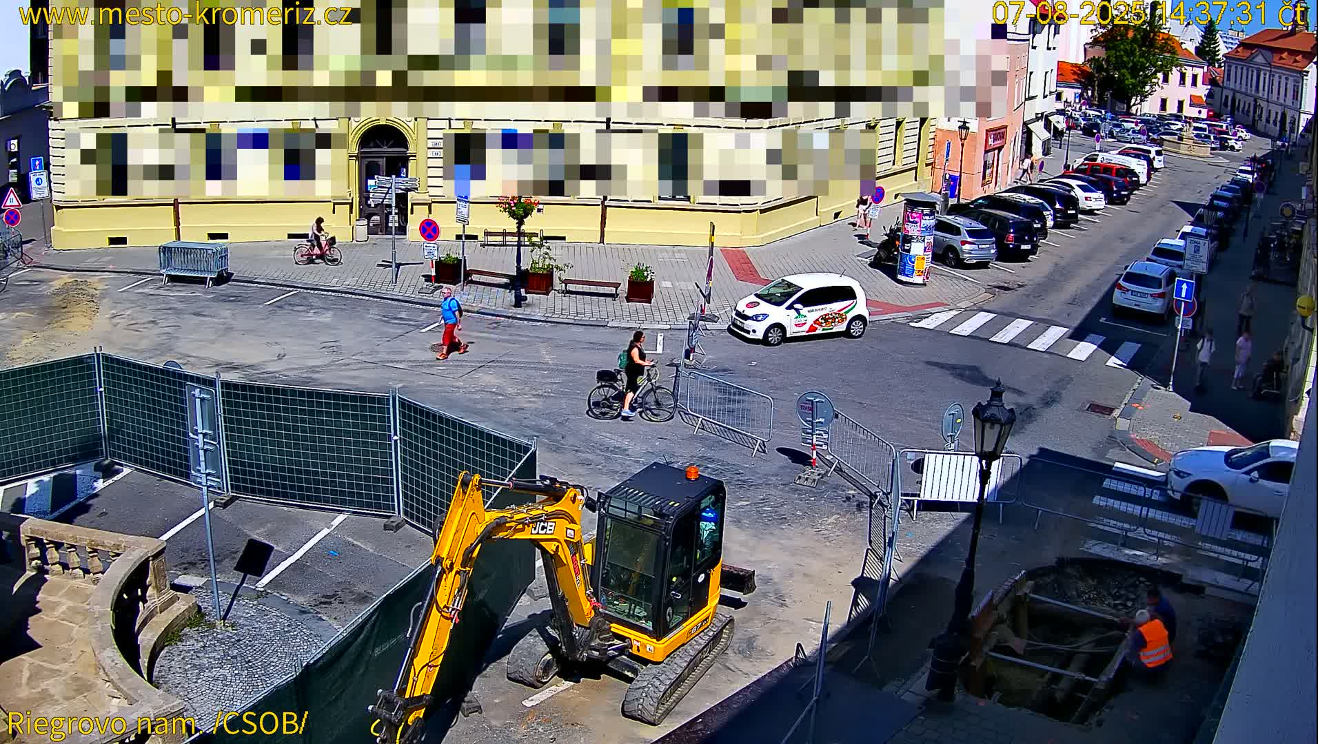 Kroměříž , Riegrovo Street CSOB Junction Live Cam - Kromeriz, Zlin, Czechia