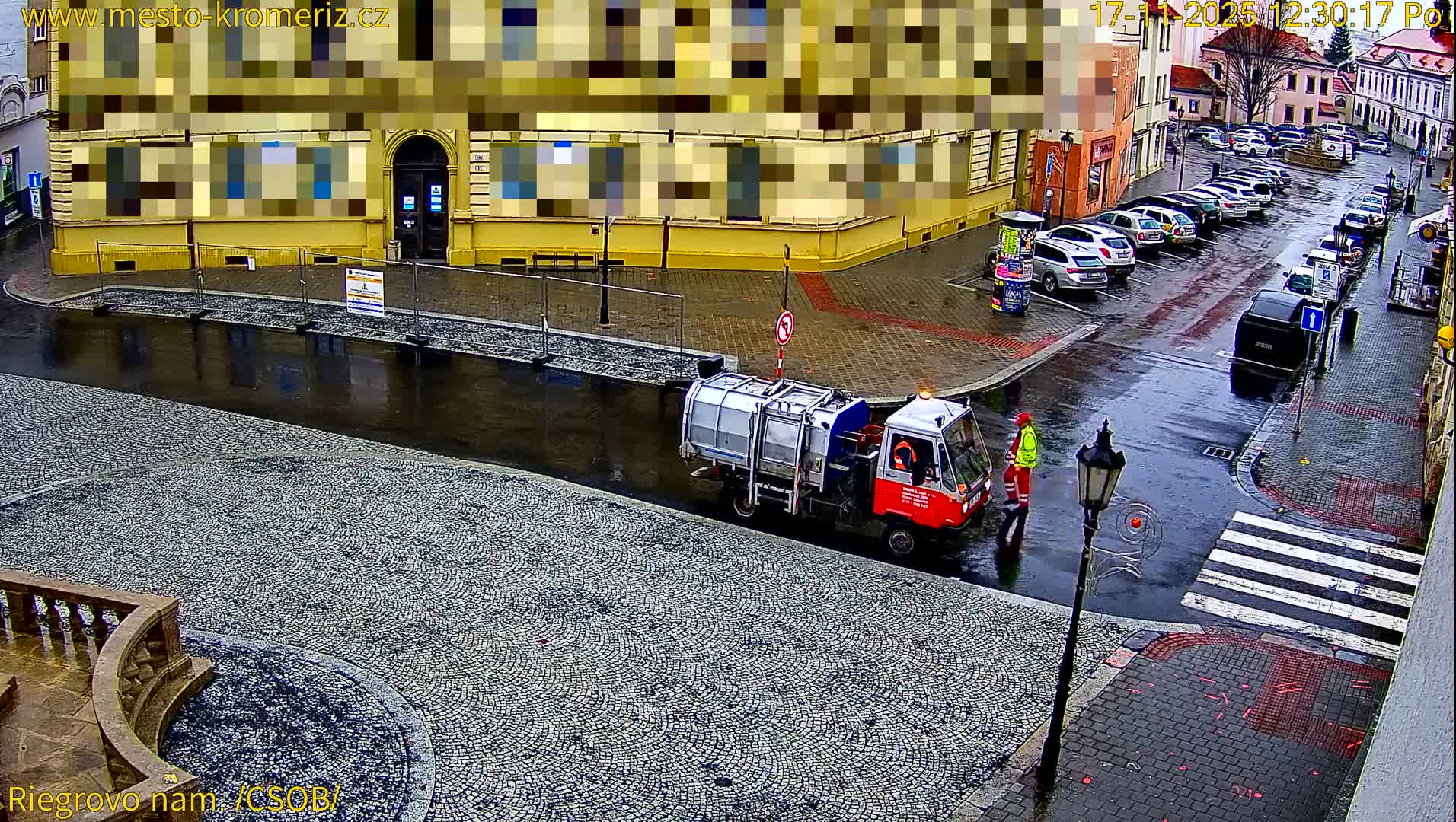 Kroměříž , Riegrovo Street CSOB Junction Live Cam - Kromeriz, Zlin, Czechia