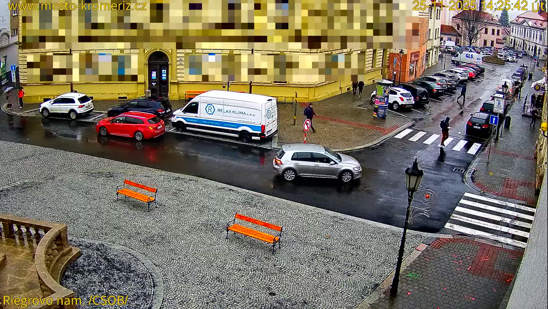 Kroměříž , Riegrovo Street CSOB Junction Live Cam - Kromeriz, Zlin, Czechia